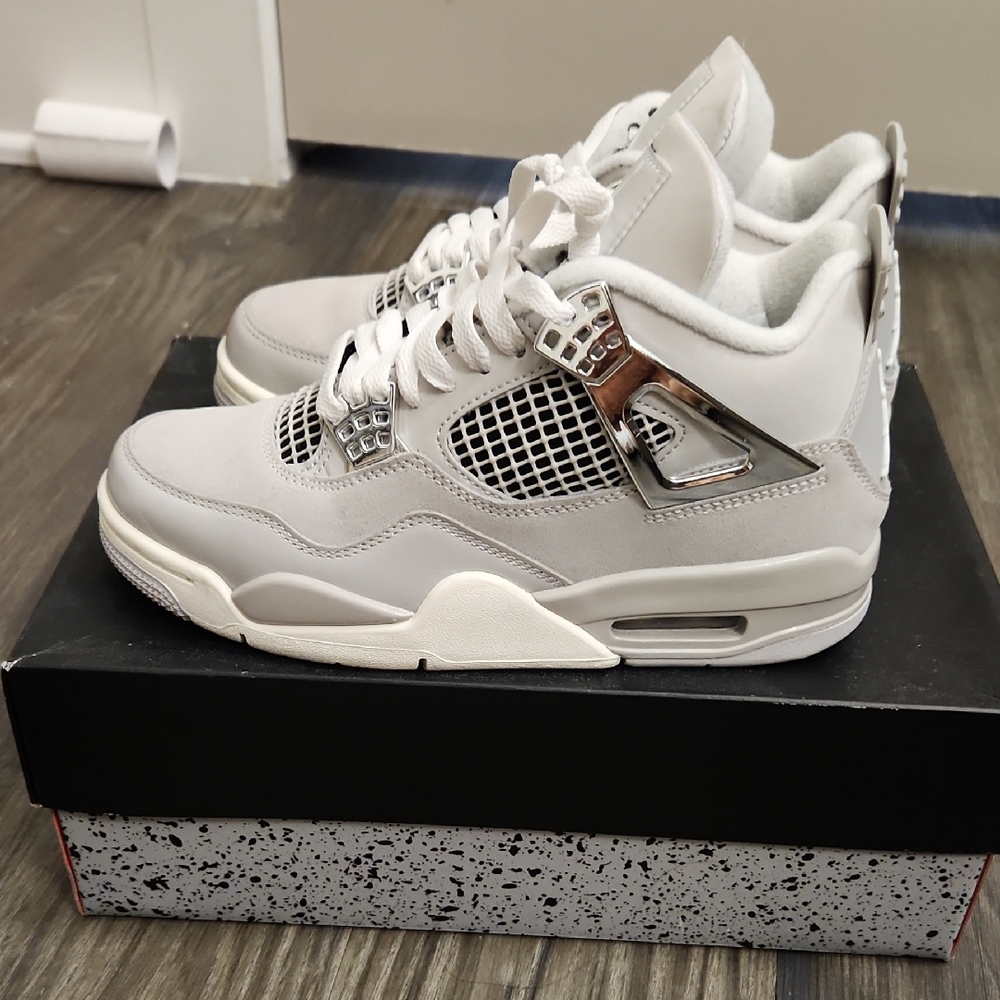 Jordan Retro 4 in Neutral Gray and White